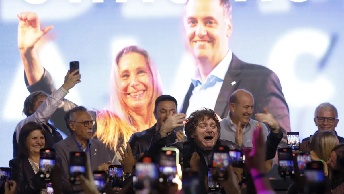 Manuel ADorni festeja en el búnker de LLa junto a JAvier y KArina Milei y todo el gabinete nacional
