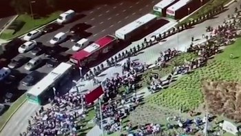 En la antesala del encuentro entre el Gobierno y los piqueteros, la Ciudad impidió un corte en la 9 de Julio por una marcha