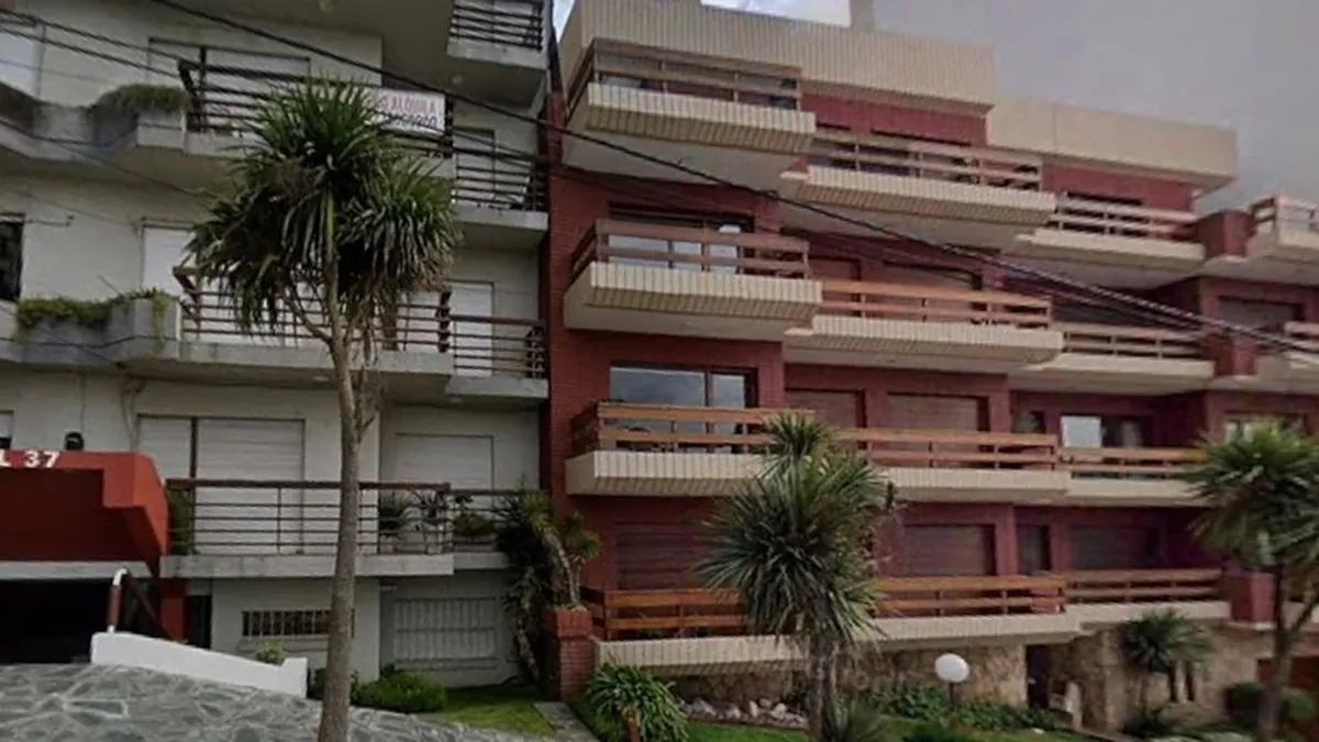 Tres delincuentes treparon por los balcones de un edificio frente a Playa Varese. (Foto: Google)