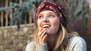 Carmela Bustelo: Un cáncer que le cambió la vida, la medalla milagrosa y sus diseños de turbantes