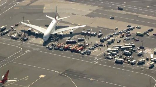 Ponen en cuarentena a un avión que aterrizó en Nueva York con decenas de personas enfermas