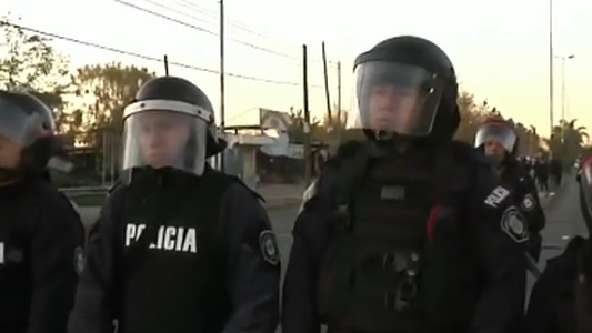 La policía desalojó una feria en Moreno con topadoras y balas de goma