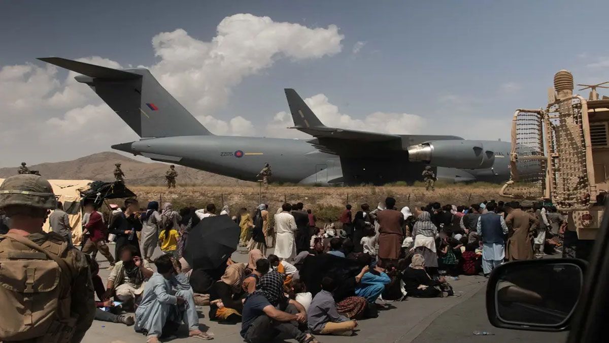 Evacuaciones en el aeropuerto de Kabul en medio de amenazas de atentados de ISIS (foto: AP)