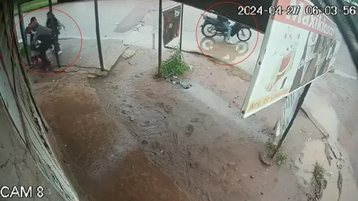 El momento del asalto a las nenas. (Foto: captura video)