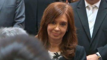 ¿Qué libro lee Cristina mientras se debaten las tarifas en el Congreso?