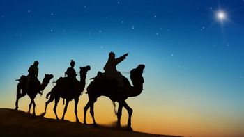 Todos los años se celebra en la noche del 5 al 6 de enero, ya que según la religión católica en dicha fecha se cumplen 13 días del nacimiento de Jesús (25 de diciembre), lo que marca el inicio de la epifanía. Todos los años se celebra en la noche del 5 al 6 de enero, ya que según la religión católica en dicha fecha se cumplen 13 días del nacimiento de Jesús (25 de diciembre), lo que marca el inicio de la epifanía.