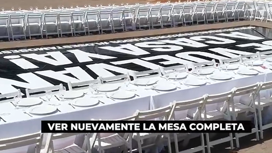 Arman una mesa vacía de Shabat en Buenos Aires para pedir por los secuestrados por Hamas