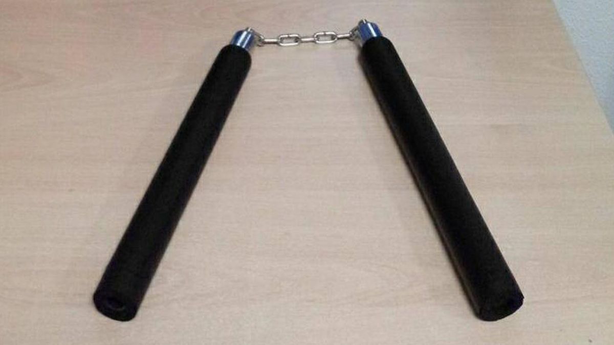 Un hombre amenazó a la Policía con un nunchacku tras atrincherarse en su casa.