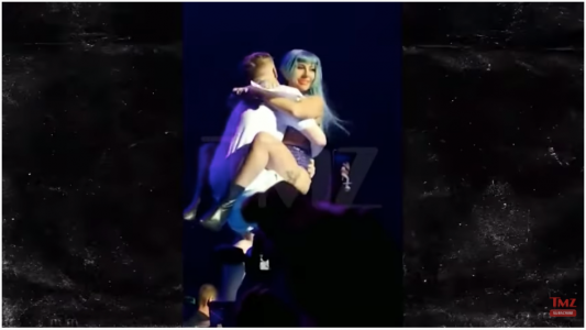 El video de la tremenda caída de Lady Gaga del escenario