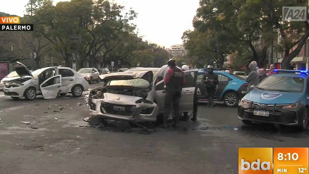 Un Renault Logan y un Peugeot 308 protagonizaron un brutal accidente en Figueroa Alcorta y Salguero. (Foto: Captura TV)&nbsp;
