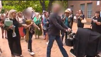 La batalla legal que tuvo en vilo a Nueva Zelanda: padres antivacunas, un bebé de 4 meses y una operación urgente