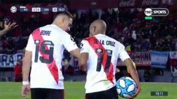 De la Cruz canchereó, la picó en el penal y Rossi se lo atajó sentado