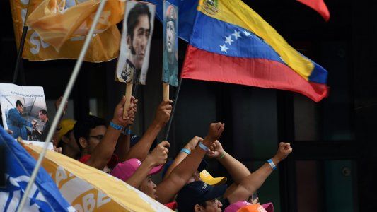 Venezuela: en medio de un clima de altísima tensión, liberan a Leopoldo López y Maduro denuncia un plan golpista