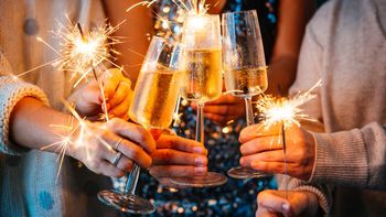 Durante el brindis, algo puede cambiar: el ritual que tenés que hacer durante el brindis en Navidad para atraer el amor y la abundancia