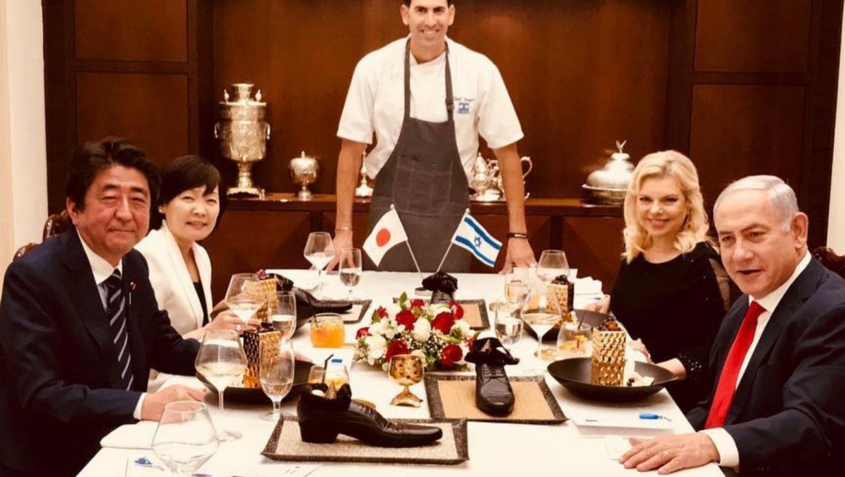 Quién es Moshe Segev, el chef que sirvió el postre en un zapato y provocó un escándalo diplomático