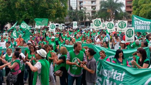 Estatales acordaron con el Gobierno un bono de $30.000 y el pase a planta de 11 mil trabajadores