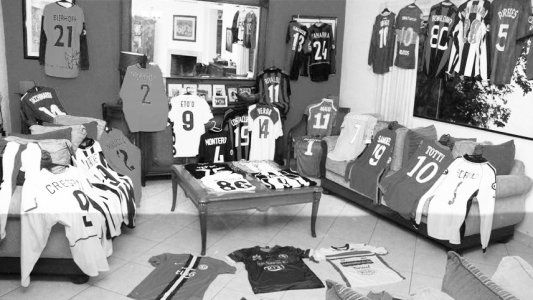 Subastó las camisetas que intercambió con Totti, Baggio, Crespo, Simeone y otras estrellas para ayudar a su país