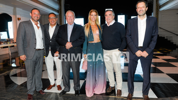 Nicole Neumann con organizadores evento Colonia.png