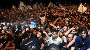 Murieron dos personas en una avalancha durante el recital del Indio Solari