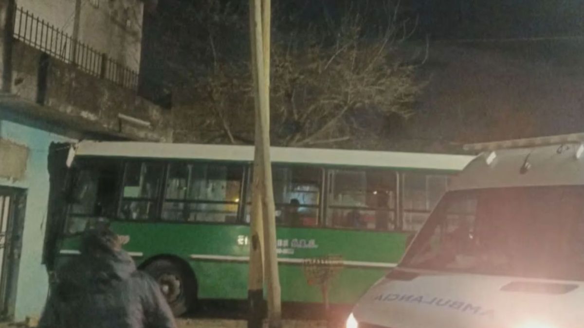Madrugada trágica en Temperley: un colectivo chocó contra una casa y murió el chofer