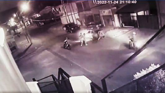 Impactante robo piraña de seis motochorros contra un ciclista en Villa Luzuriaga