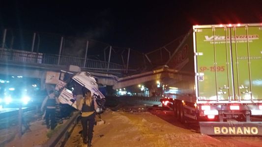 Desastre en la Panamericana: un camión chocó un puente y provocó su derrumbe