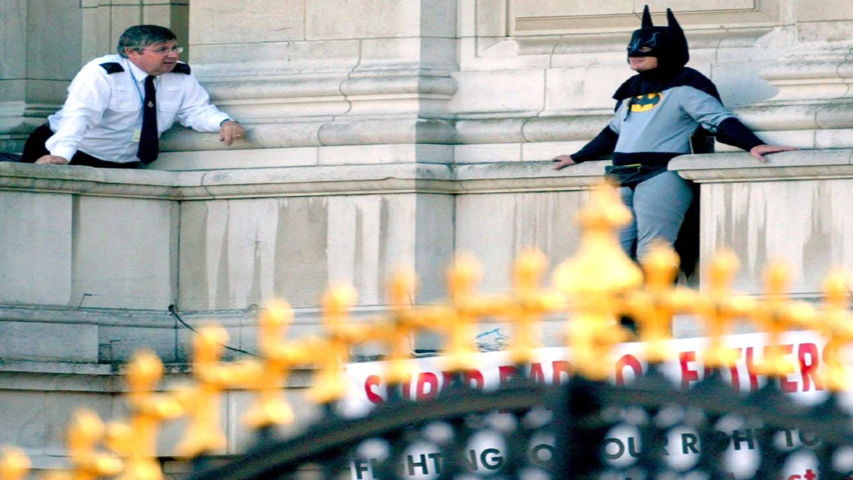 Un hombre disfrazado de Batman, en 2004,  trepó por las paredes del castillo de Buckingham (Foto: Archivo)