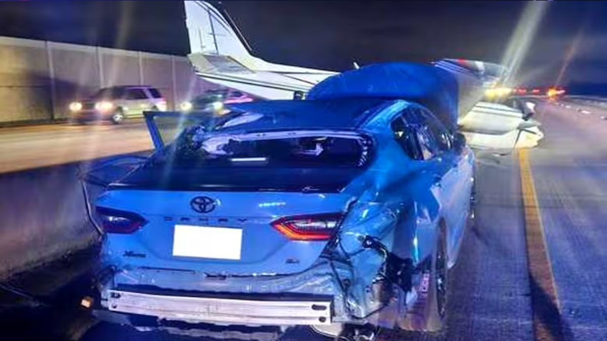 La avioneta y el auto destruido. Afortunadamente, todos salieron ilesos del accidente en la autopista. (Foto. Gentileza NYP)