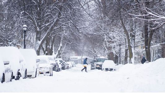 Más de 50 muertos por la tormenta de nieve que azota EE.UU: las imágenes de la catástrofe invernal