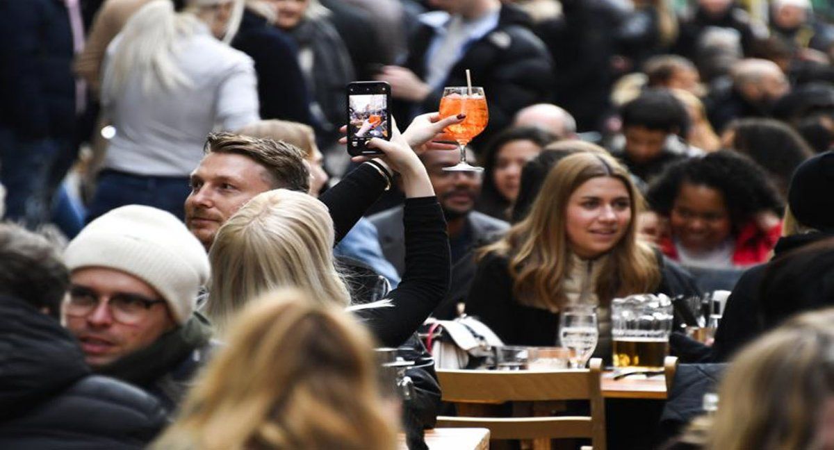 Londres celebra el desconfinamiento contra la pandemia (Foto: AP).