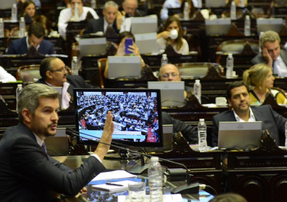 En el Congreso Marcos Peña ratificó a Caputo en medio de las críticas de la oposición