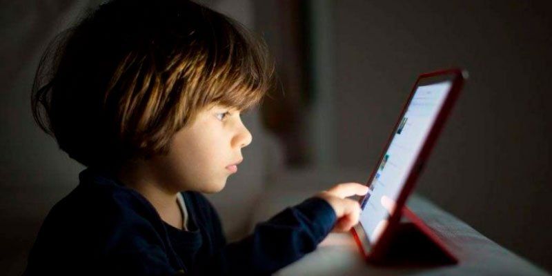 Estudio: los chicos duplicaron el tiempo frente a pantallas y ven más los de menos recursos