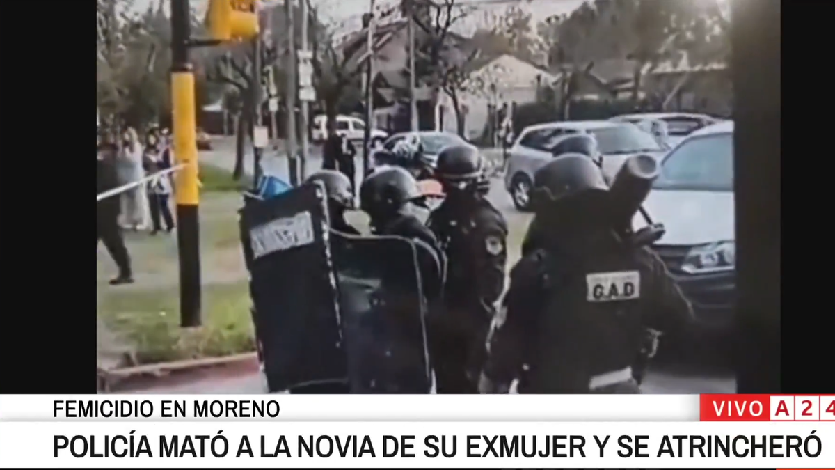 La Policía intenta ingresar al gimnasio para apresar al presunto asesino. (Foto: captura).