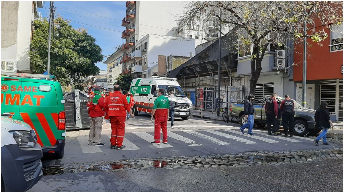 El tránsito tuvo que ser cortado e intervinieron bomberos y personal del SAME (Foto captura de TV).