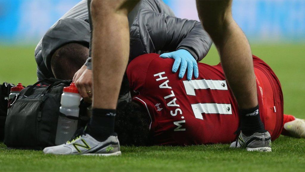 Liverpool ganó sobre la hora y volvió a la punta de la Premier, pero sufre por la lesión de Salah