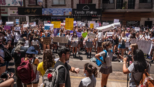 El video de los alumnos que ataron a un profesor al árbol porque le puso malas notas