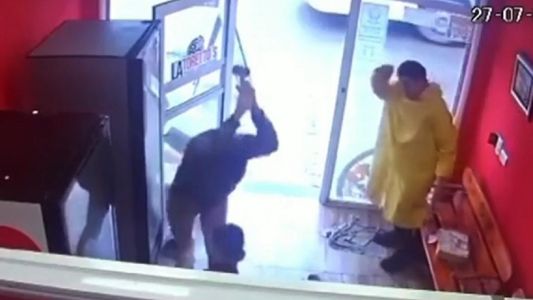Video | Golpiza brutal en Merlo: quiso defender a su hermana y su cuñado lo apaleó con una maza