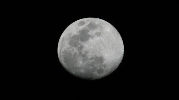 Descubren una Lunita del tamaño de un auto orbitando la Tierra