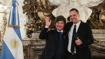 Javier Milei defendió a Manuel Adorni tras su salida del Gobierno: Sigo confiando en su inocencia