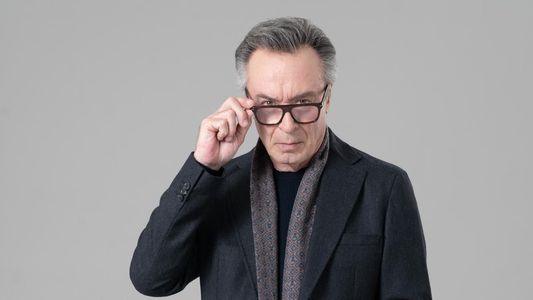 Oscar Martínez brilla en la nueva temporada de Bellas Artes, la serie que arrasa en Disney+