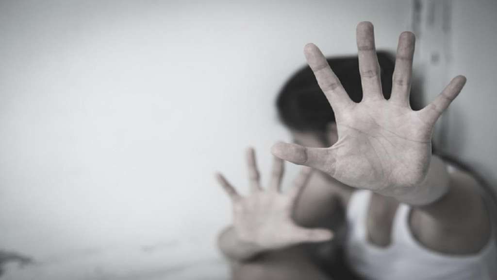 Descubrió a su novio mientras abusaba de una nena de 12 años y molió a palos a la menor