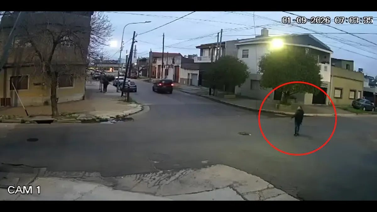 Parte de la banda tuvo que correr al conductor para que no los dejara abandonados en el lugar del hecho. (Foto: captura)