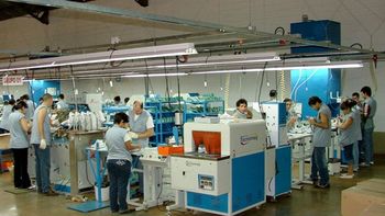 Penalty vuelve a producir botines e indumentaria a nivel local