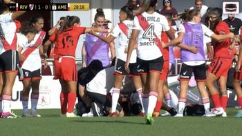 La jugadora de River asustó a todos cuando comenzó a convulsionar. (Foto: captura) La jugadora de River asustó a todos cuando comenzó a convulsionar. (Foto: captura)
