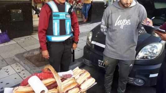 Demoraron a un vendedor de sánguches en la calle y lo bancaron en las redes