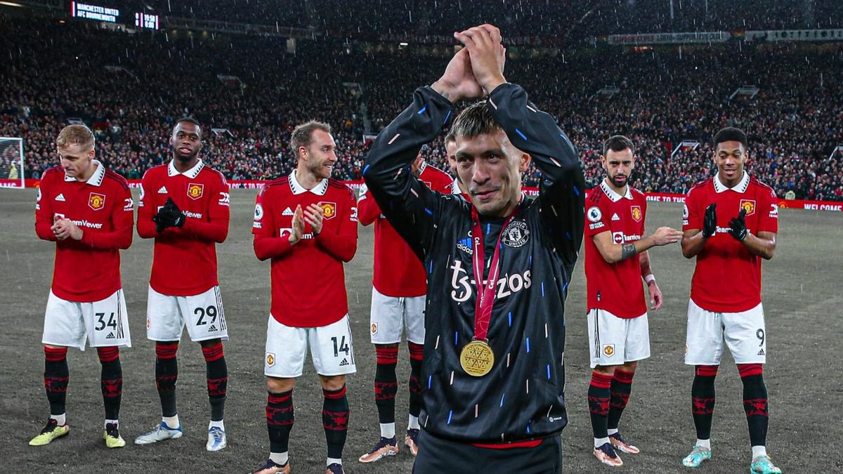 Lisandro Mart&iacute;nez recibi&oacute; una tremenda ovaci&oacute;n en su vuelta a Old Trafford (Foto: captura de Twitter Manchester United).