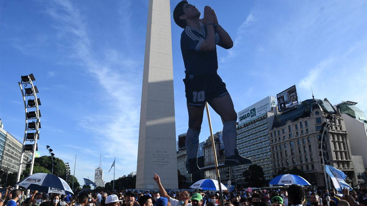 Maradona. Una figura del ídolo en el Obelisco
