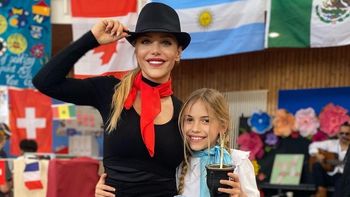 Evangelina Anderson y su hija Lola en una acto escolar en Alemania. 
