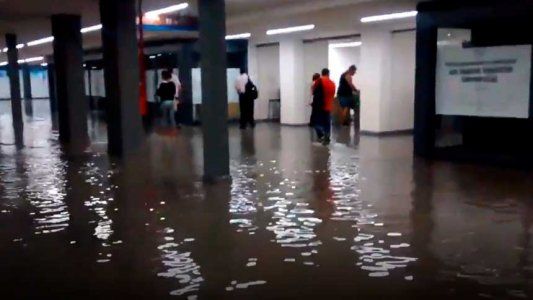 Colapso en el subte por el diluvio sobre Buenos Aires: tres líneas tuvieron que interrumpir su servicio