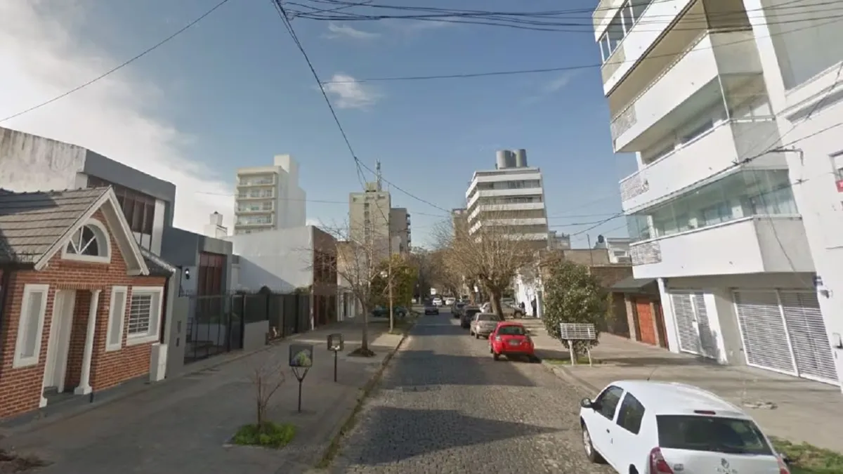 En la huida, los ladrones se llevaron las llaves del portón del edificio. (Foto: Google Street View)
